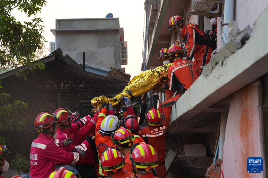 4月2日，在緬甸曼德勒，中國救援隊伍救出一名幸存者。新華社記者 才揚(yáng) 攝