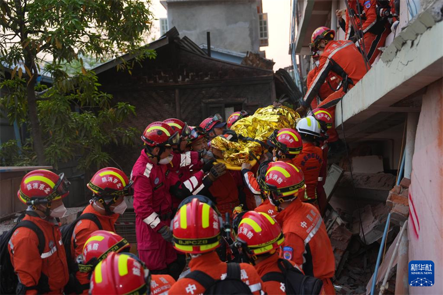 4月2日，在緬甸曼德勒，中國(guó)救援隊(duì)伍救出一名幸存者。新華社記者 才揚(yáng) 攝