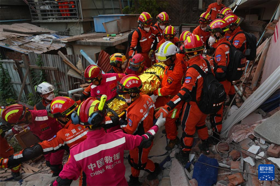 4月2日，在緬甸曼德勒，中國救援隊伍救出一名幸存者。新華社記者 才揚 攝