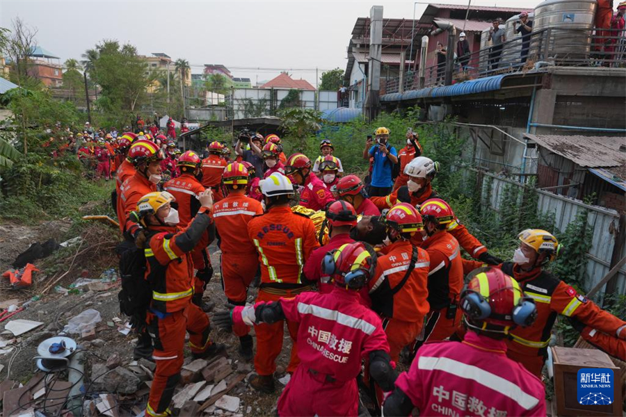 4月2日，在緬甸曼德勒，中國救援隊伍救出一名幸存者。新華社記者 才揚 攝