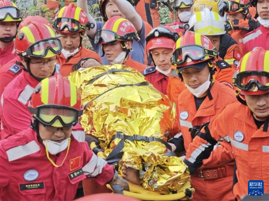 4月2日，在緬甸曼德勒，中國救援隊伍救出一名幸存者。新華社記者 才揚 攝