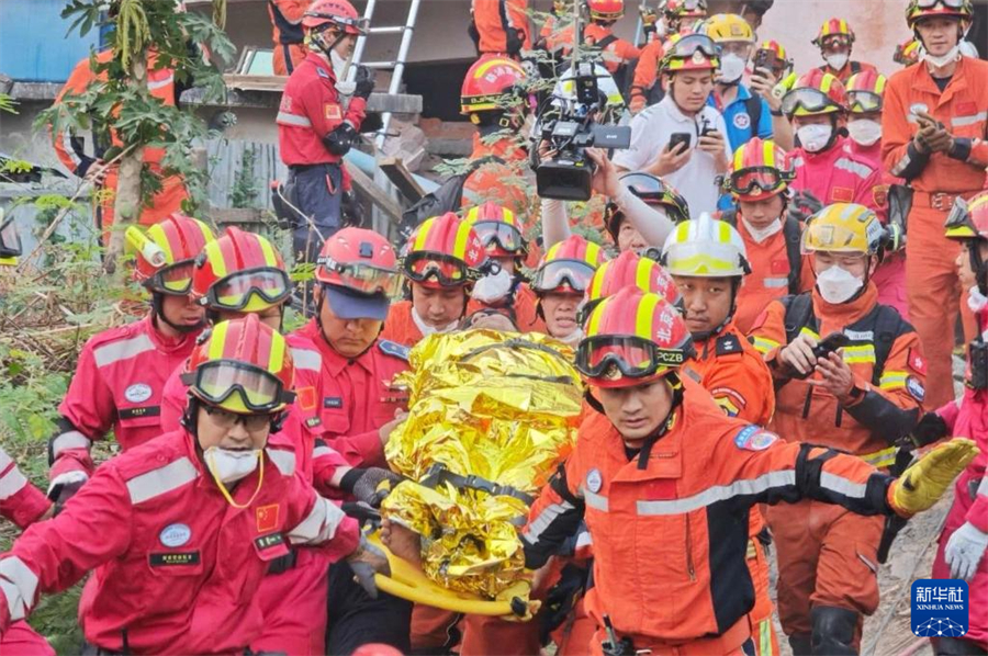 4月2日，在緬甸曼德勒，中國救援隊伍救出一名幸存者。新華社記者 才揚 攝