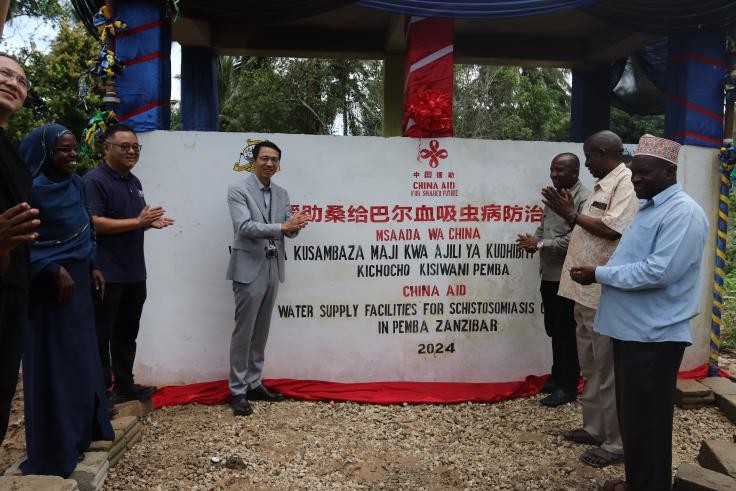 中國援助桑給巴爾血吸蟲病防治技術(shù)項(xiàng)目安全供水工程揭牌儀式日前在當(dāng)?shù)嘏e行。 施亮攝