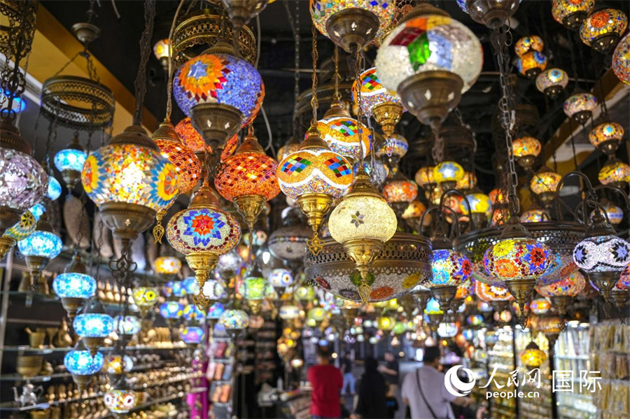 燈具市場(chǎng)。人民網(wǎng) 塔里克·易卜拉欣攝