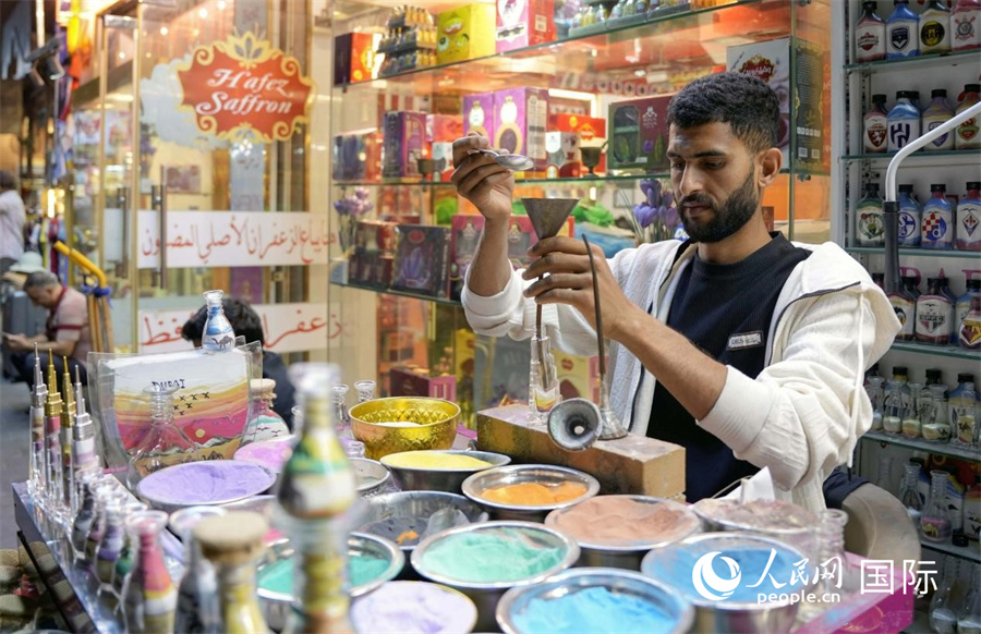 一名店主在制作五彩顏料瓶。人民網(wǎng) 塔里克·易卜拉欣攝