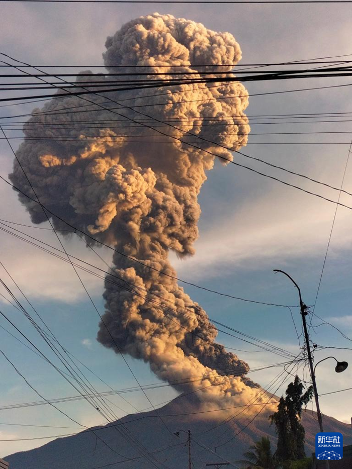 這是4月8日在菲律賓內(nèi)格羅斯島拍攝的正在噴發(fā)的坎拉翁火山。新華社發(fā)（坎拉翁市政府供圖）
