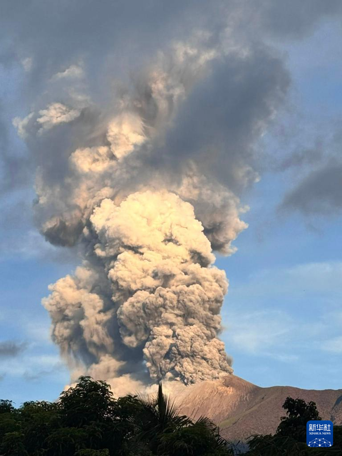 這是4月8日在菲律賓內(nèi)格羅斯島拍攝的正在噴發(fā)的坎拉翁火山。新華社發(fā)（坎拉翁市政府供圖）