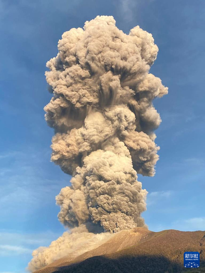 這是4月8日在菲律賓內(nèi)格羅斯島拍攝的正在噴發(fā)的坎拉翁火山。新華社發(fā)（坎拉翁市政府供圖）