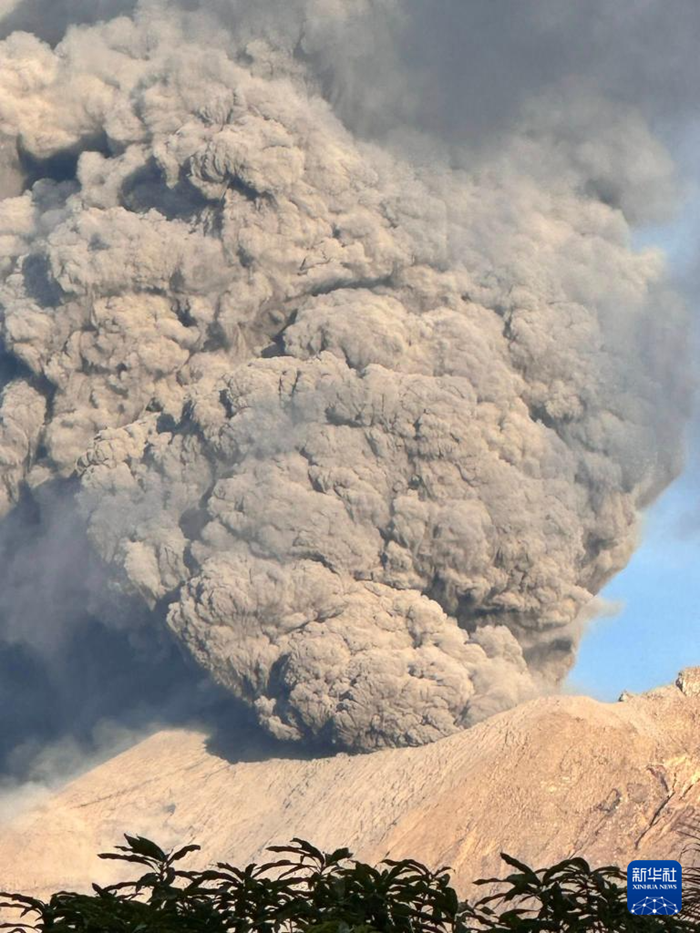 這是4月8日在菲律賓內(nèi)格羅斯島拍攝的正在噴發(fā)的坎拉翁火山。新華社發(fā)（坎拉翁市政府供圖）