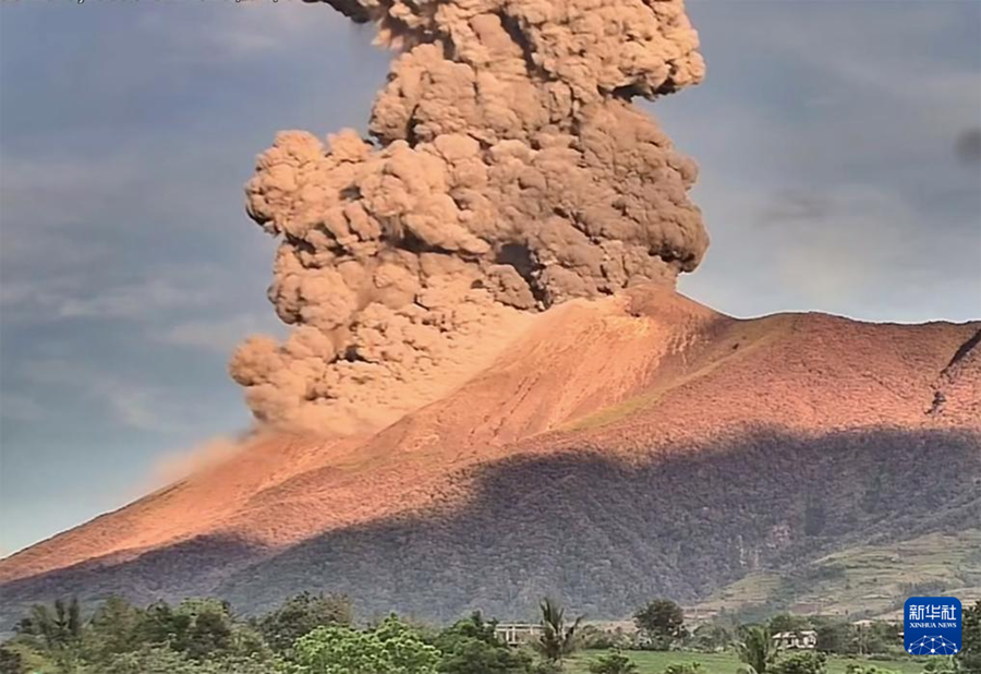 這是4月8日在菲律賓內(nèi)格羅斯島拍攝的正在噴發(fā)的坎拉翁火山。新華社發(fā)（菲律賓火山地震研究所供圖）
