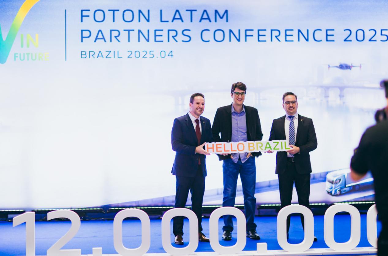 當(dāng)?shù)貢r(shí)間4月8日，福田汽車2025拉美合作伙伴大會暨巴西工廠首車下線儀式在巴西圣保羅舉行。福田巴西工廠供圖