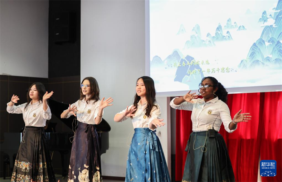 4月8日，在意大利羅馬國立住讀學(xué)校，學(xué)生們表演歌曲《上春山》。新華社記者 李京 攝