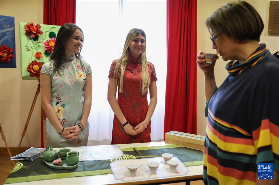 4月8日，在意大利羅馬國立住讀學(xué)校，學(xué)生們展示茶藝。新華社記者 李京 攝