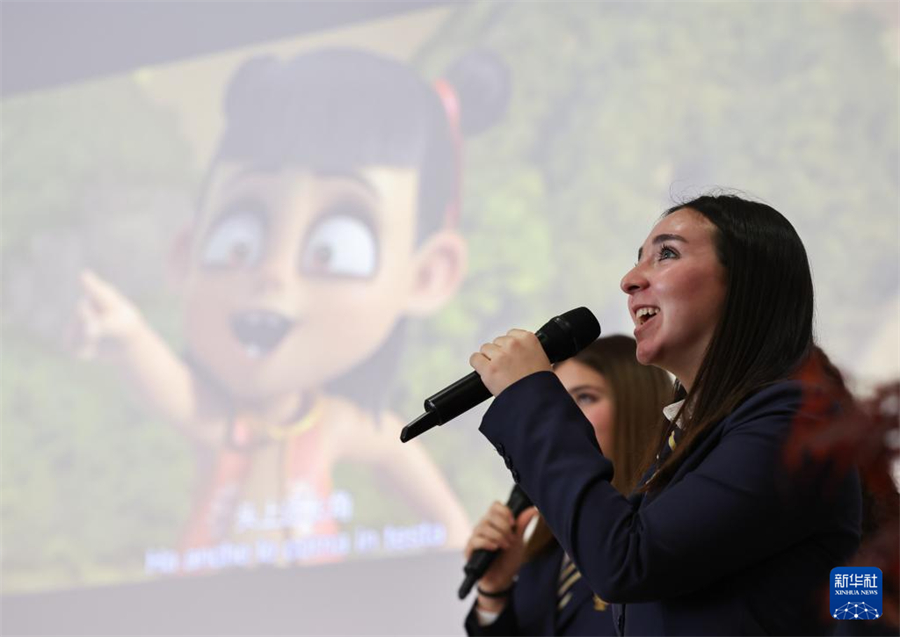 4月8日，在意大利羅馬國立住讀學(xué)校，學(xué)生們表演電影配音。新華社記者 李京 攝