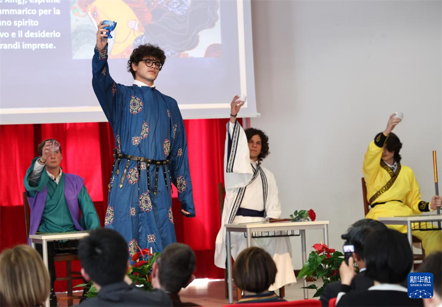 4月8日，在意大利羅馬國立住讀學(xué)校，學(xué)生們表演原創(chuàng)短劇。新華社記者 李京 攝