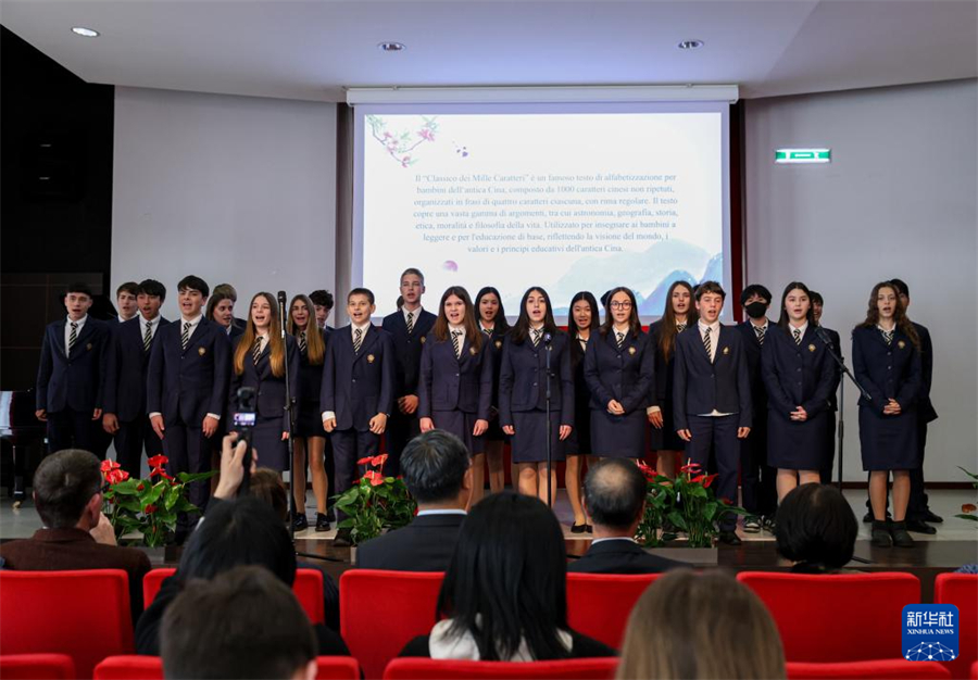 4月8日，在意大利羅馬國立住讀學(xué)校，學(xué)生們表演《千字文》。新華社記者 李京 攝