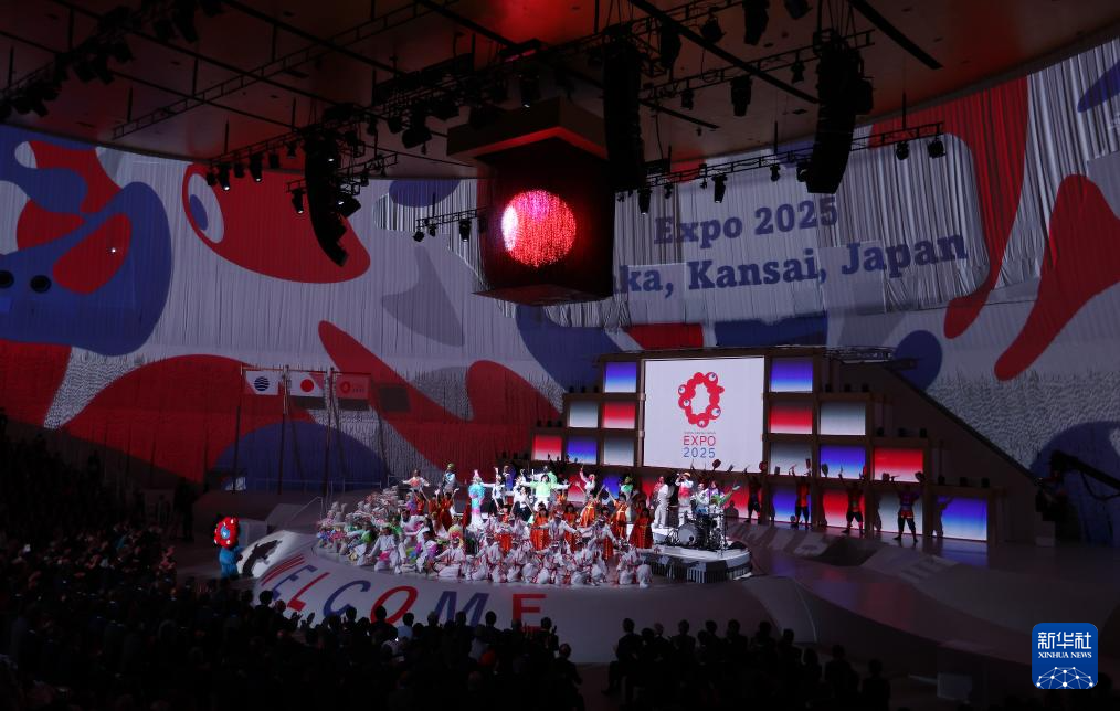 4月12日，在日本大阪，演員在2025年大阪·關(guān)西世博會開幕式上表演。新華社記者 賈浩成 攝