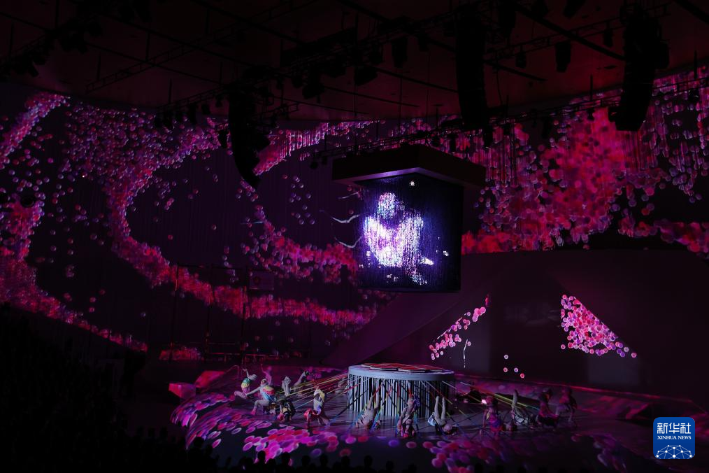 4月12日，在日本大阪，演員在2025年大阪·關(guān)西世博會(huì)開(kāi)幕式上表演。新華社記者 賈浩成 攝