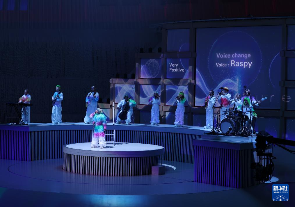 4月12日，在日本大阪，演員在2025年大阪·關(guān)西世博會開幕式上表演。新華社記者 賈浩成 攝