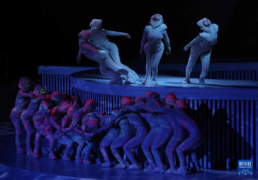 4月12日，在日本大阪，演員在2025年大阪·關(guān)西世博會開幕式上表演。新華社記者 賈浩成 攝