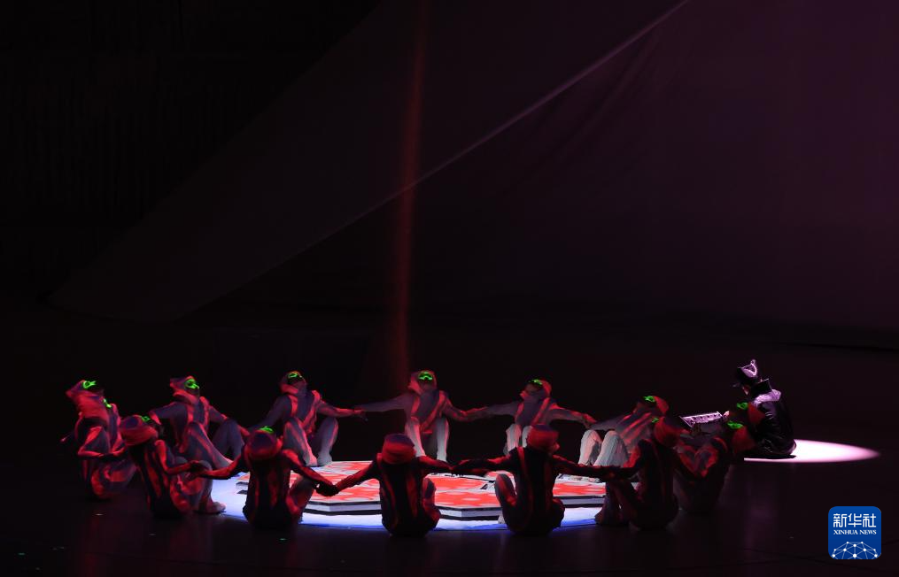 4月12日，在日本大阪，演員在2025年大阪·關(guān)西世博會開幕式上表演。新華社記者 賈浩成 攝