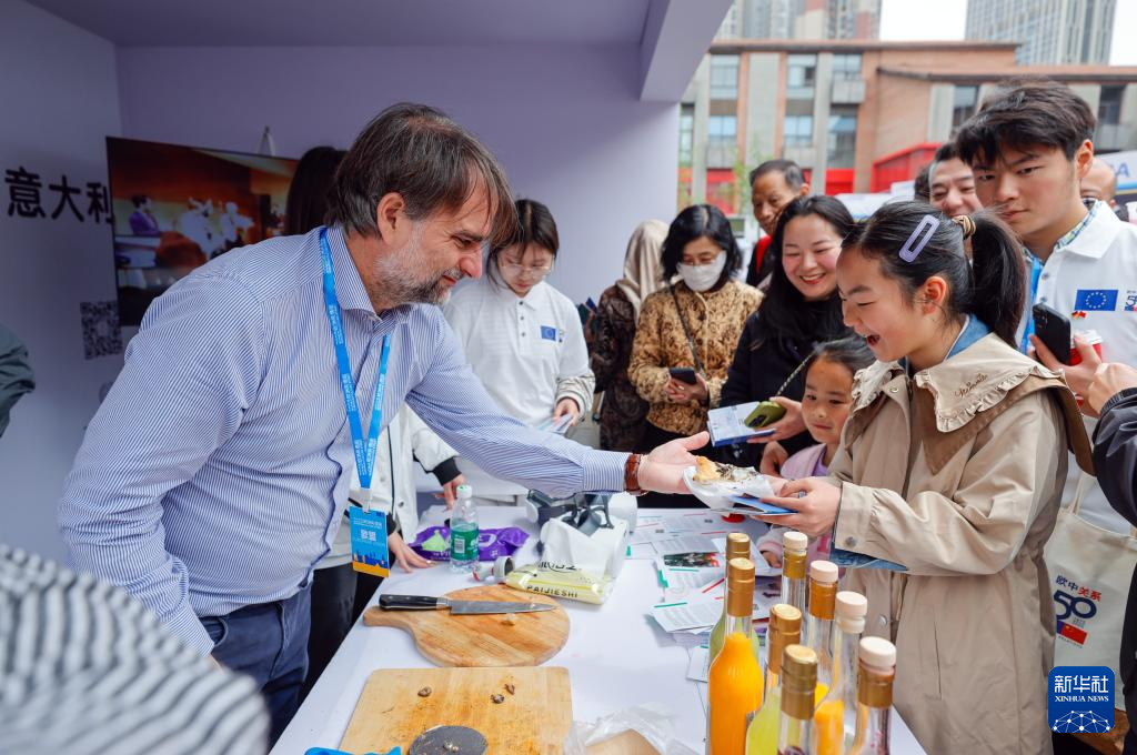 4月12日，參觀者在意大利展臺品嘗披薩。新華社記者 沈伯韓 攝