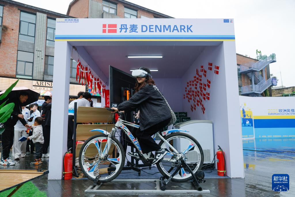 4月12日，參觀者在丹麥展臺(tái)一邊騎自行車，一邊通過(guò)VR設(shè)備欣賞丹麥風(fēng)光。新華社記者 沈伯韓 攝