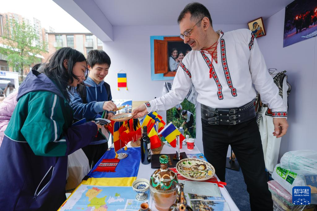 4月12日，參觀者在羅馬尼亞展臺(tái)品嘗該國(guó)特色小吃。新華社記者 沈伯韓 攝