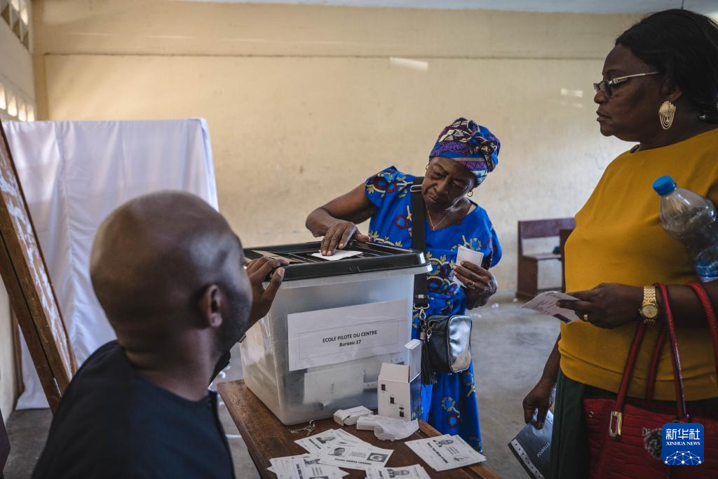 4月12日，市民在位于加蓬首都利伯維爾的一處投票站投票。新華社記者 王冠森 攝