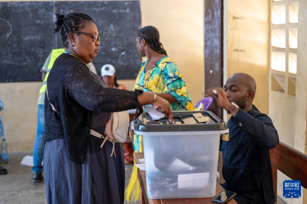 4月12日，市民在位于加蓬首都利伯維爾的一處投票站投票。新華社記者 鄭揚(yáng)子 攝
