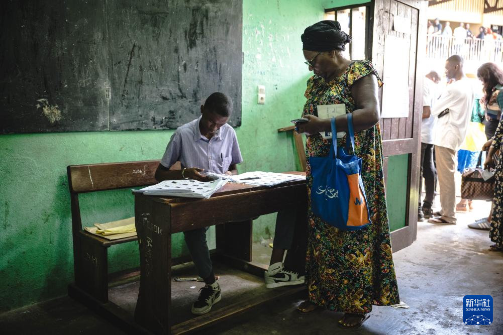 4月12日，市民在位于加蓬首都利伯維爾的一處投票站登記選民信息。新華社記者 王冠森 攝