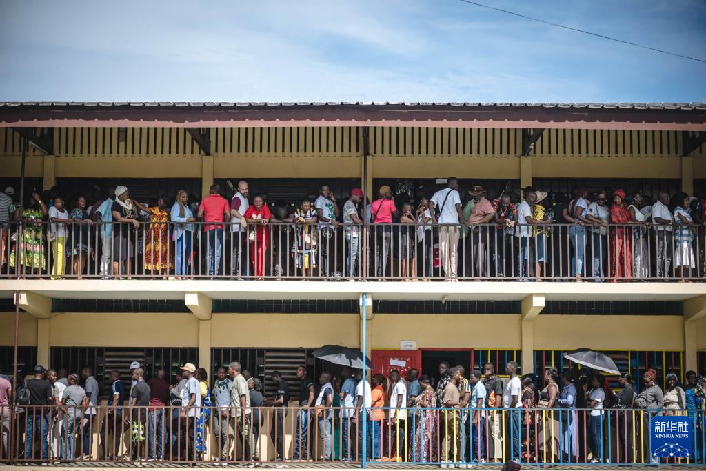 4月12日，市民在位于加蓬首都利伯維爾的一處投票站排隊(duì)等待投票。新華社記者 王冠森 攝