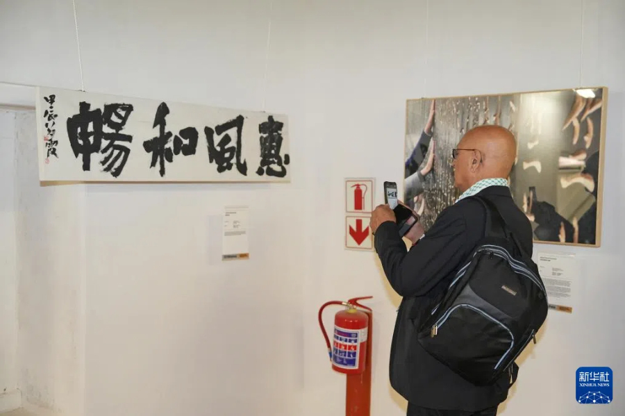 4月17日，在南非開普敦的伊齊科學習中心，一名男子在“國際中文日”慶祝活動上參觀漢字藝術展。新華社記者 王雷 攝