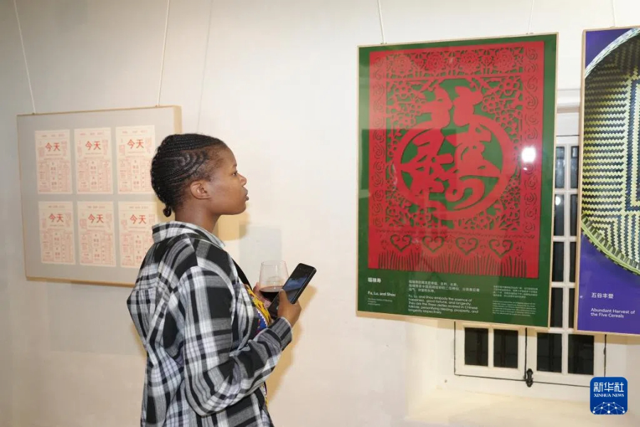 4月17日，在南非開普敦的伊齊科學(xué)習(xí)中心，一名女子在“國際中文日”慶?；顒由蠀⒂^漢字藝術(shù)展。新華社記者 王雷 攝