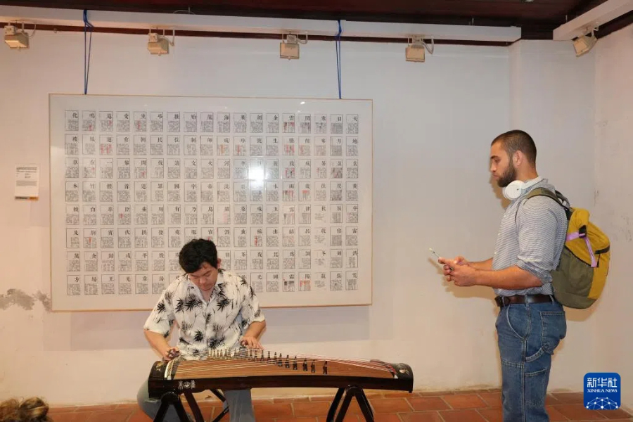 4月17日，在南非開普敦的伊齊科學(xué)習(xí)中心，一名男子在“國際中文日”慶?；顒由闲蕾p古箏表演。新華社記者 王雷 攝