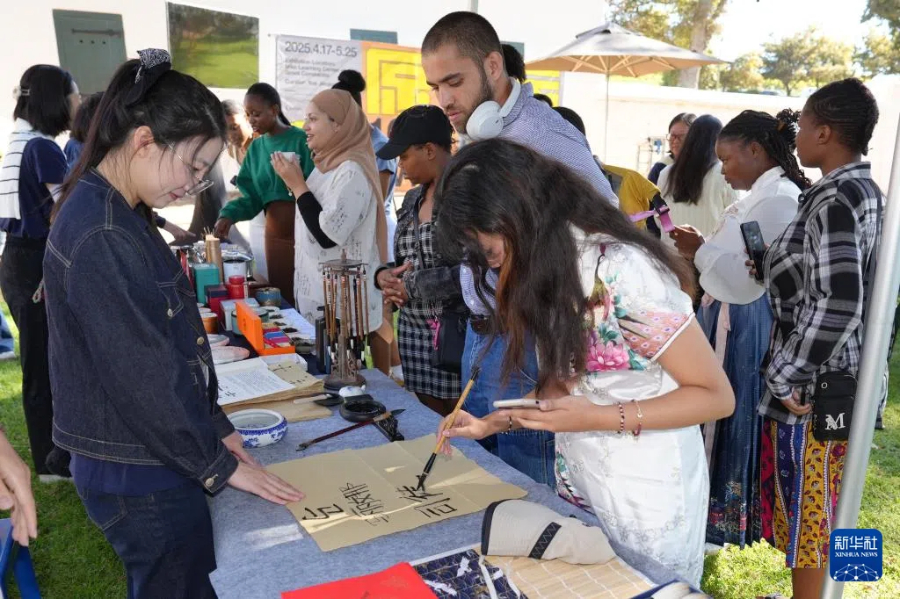 4月17日，在南非開普敦的伊齊科學習中心，人們在“國際中文日”慶?；顒由象w驗書法和茶藝。新華社記者 王雷 攝