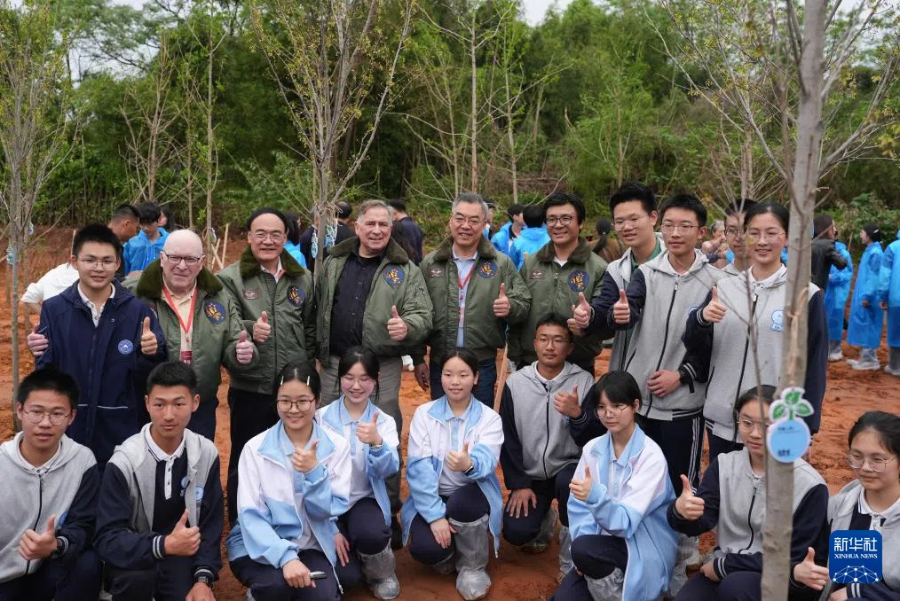 4月17日，“我們衢州見”活動嘉賓在植樹后與學(xué)生合影。新華社記者 黃宗治 攝