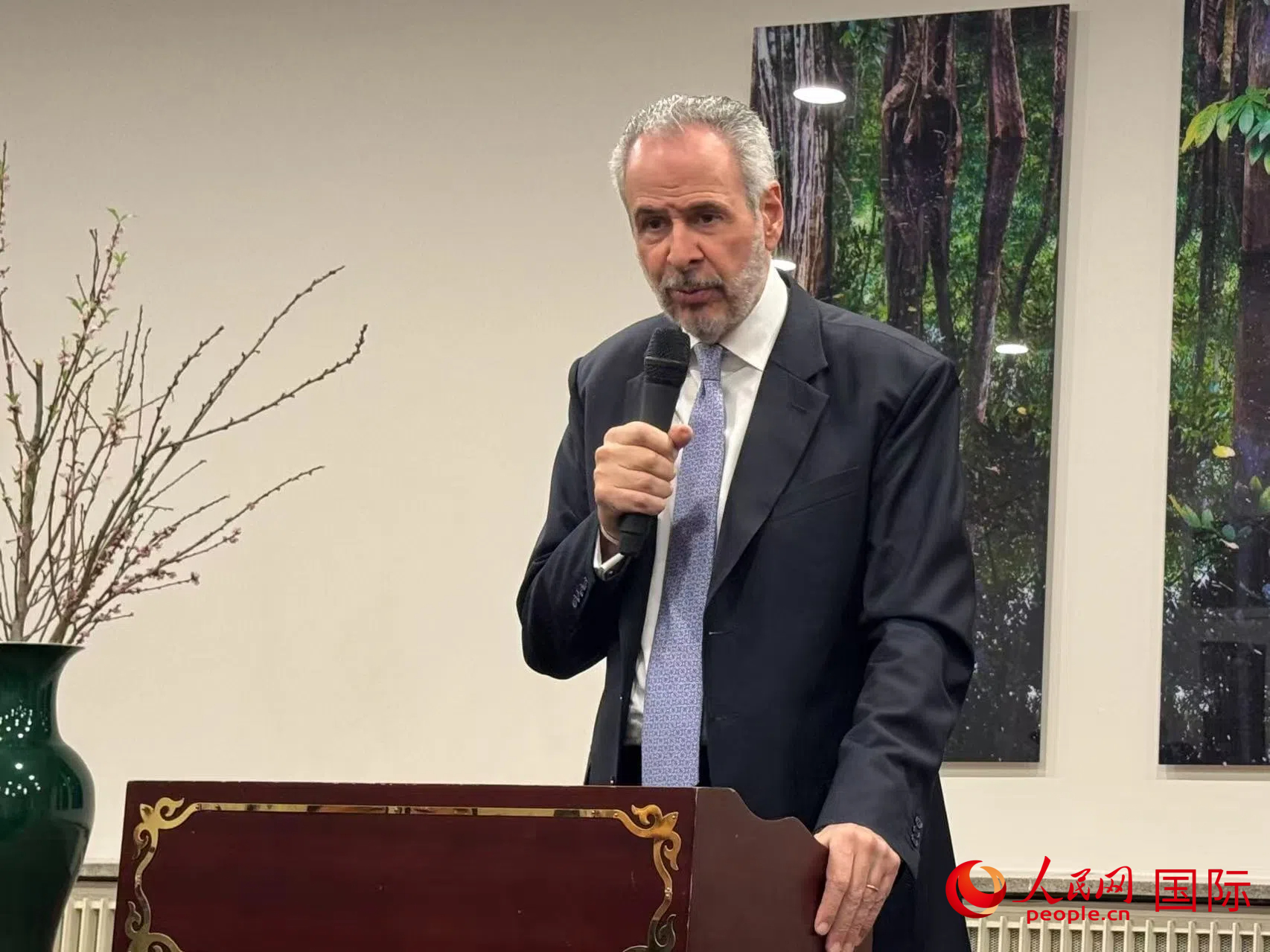 《聯(lián)合國(guó)氣候變化框架公約》第三十次締約方大會(huì)（COP30）候任主席安德烈·科雷亞·多拉戈18日在巴西駐華大使館舉行新聞發(fā)布會(huì)。人民網(wǎng)記者 蘇纓翔攝