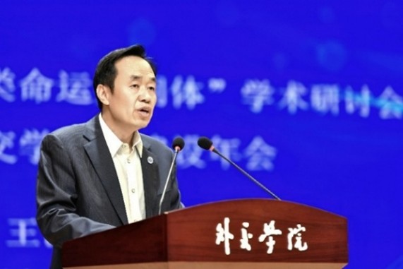 外交學(xué)院黨委書記王世廷大使致辭。主辦方供圖