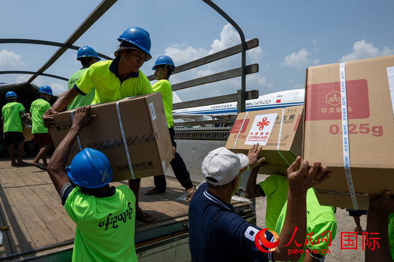 當(dāng)?shù)毓と藢⑽镔Y裝車運(yùn)往地震災(zāi)區(qū)。人民網(wǎng)記者謝佳君攝