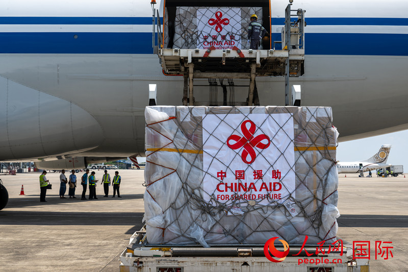 當(dāng)?shù)貢r間4月20日，中國政府援緬第七批緊急人道主義地震救災(zāi)物資運(yùn)抵仰光機(jī)場。人民網(wǎng)記者謝佳君攝