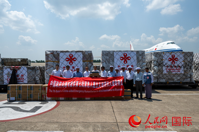 中國駐緬甸使館參贊歐陽道冰、仰光省首席部長梭登及緬有關(guān)部門官員赴機(jī)場迎接。人民網(wǎng)記者謝佳君攝