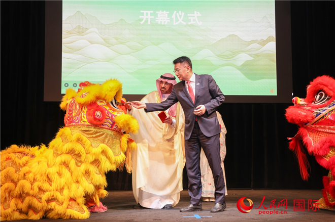 嘉賓代表為舞獅點(diǎn)睛。人民網(wǎng)記者 任皓宇攝