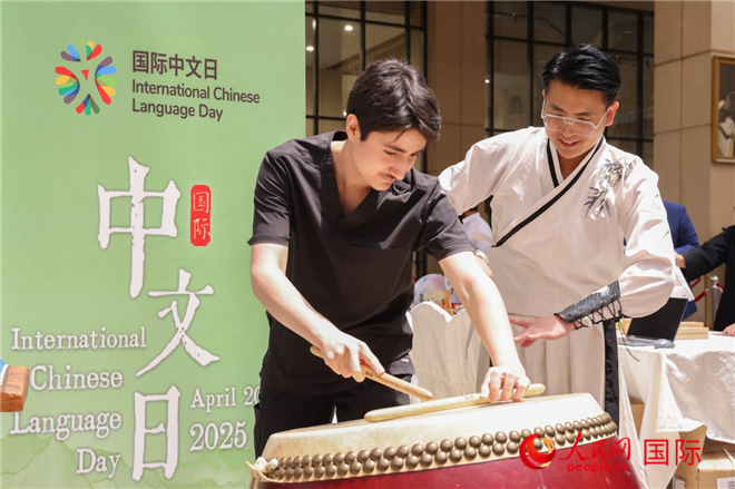 現(xiàn)場(chǎng)民眾體驗(yàn)中國(guó)鼓樂(lè)。人民網(wǎng)記者 任皓宇攝