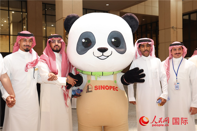 現(xiàn)場(chǎng)民眾與“中國(guó)石化大熊貓”合影。人民網(wǎng)記者 任皓宇攝