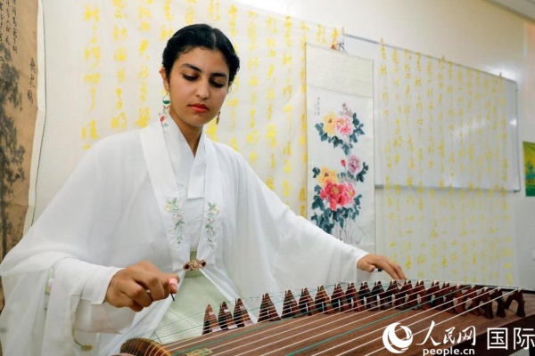 哈桑二世大學(xué)孔子學(xué)院的學(xué)生在表演古箏。人民網(wǎng)舒艾卜攝