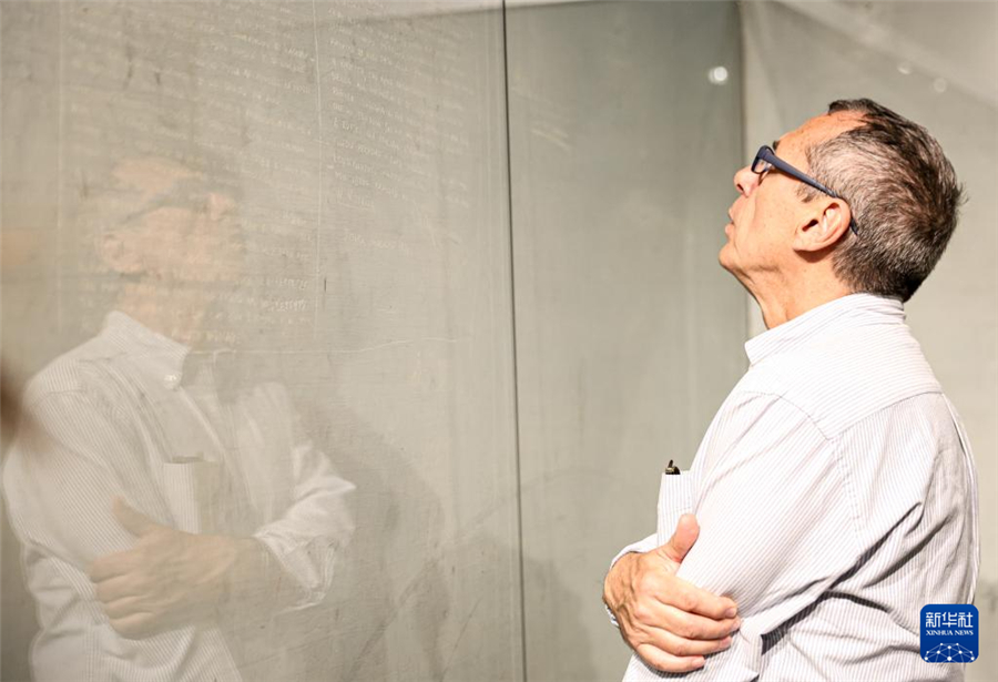 4月25日，在意大利羅馬解放紀(jì)念館，人們觀看納粹時期被關(guān)押人士在墻上留下的刻字。新華社記者 李京 攝