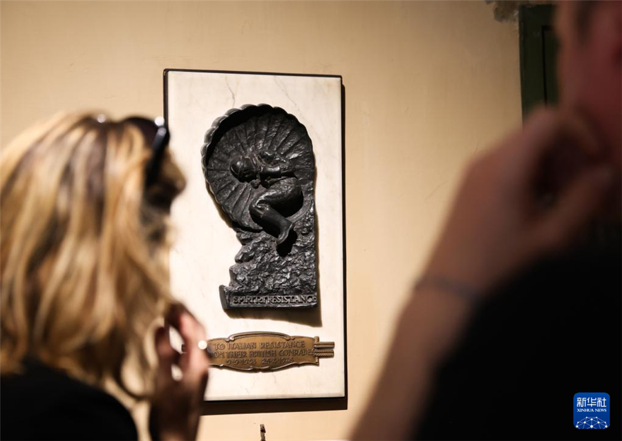 4月25日，人們?cè)谝獯罄_馬解放紀(jì)念館觀看意大利抵抗運(yùn)動(dòng)主題雕塑。新華社記者 李京 攝