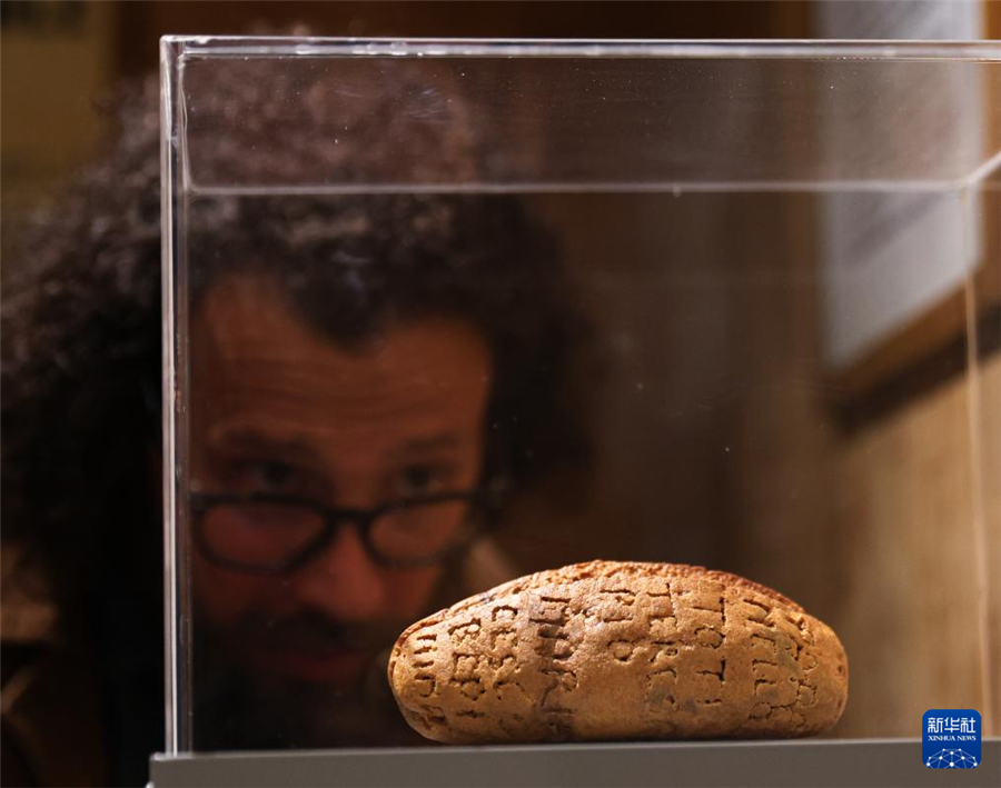 4月25日，人們?cè)谝獯罄_馬解放紀(jì)念館參觀一塊由1944年保存至今的、由一名意大利抵抗運(yùn)動(dòng)成員刻字的面包。新華社記者 李京 攝