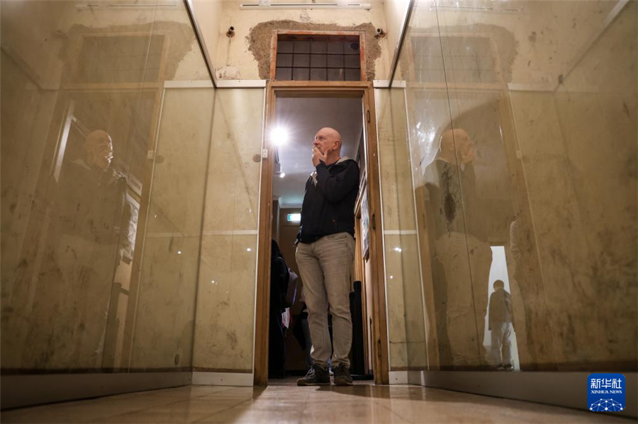 4月25日，在意大利羅馬解放紀(jì)念館，人們觀看納粹時(shí)期被關(guān)押人士在墻上留下的刻字。新華社記者 李京 攝